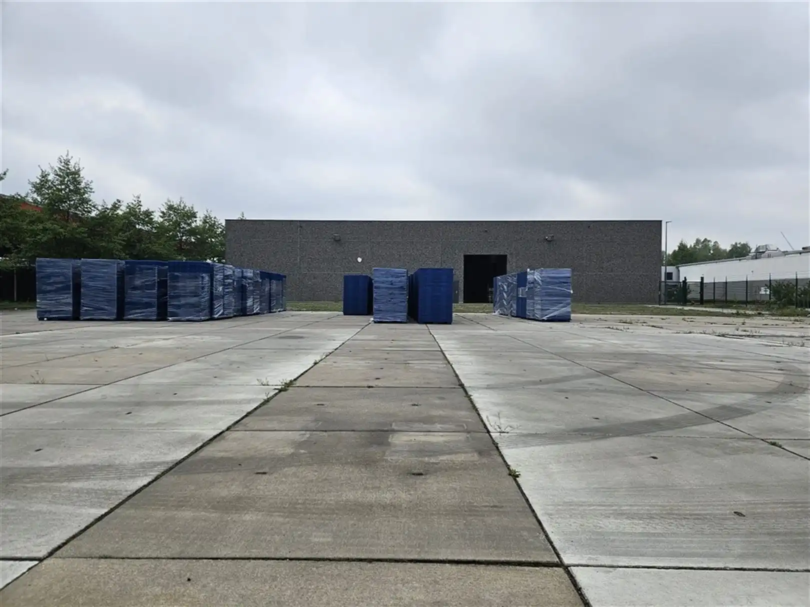 Magazijn met kantoor en verhard terrein te Desteldonk foto {{pictureIndex}}