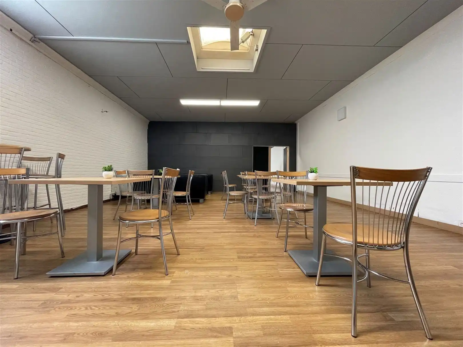 Goedgelegen handelspand op top ligging te Dendermonde foto 6