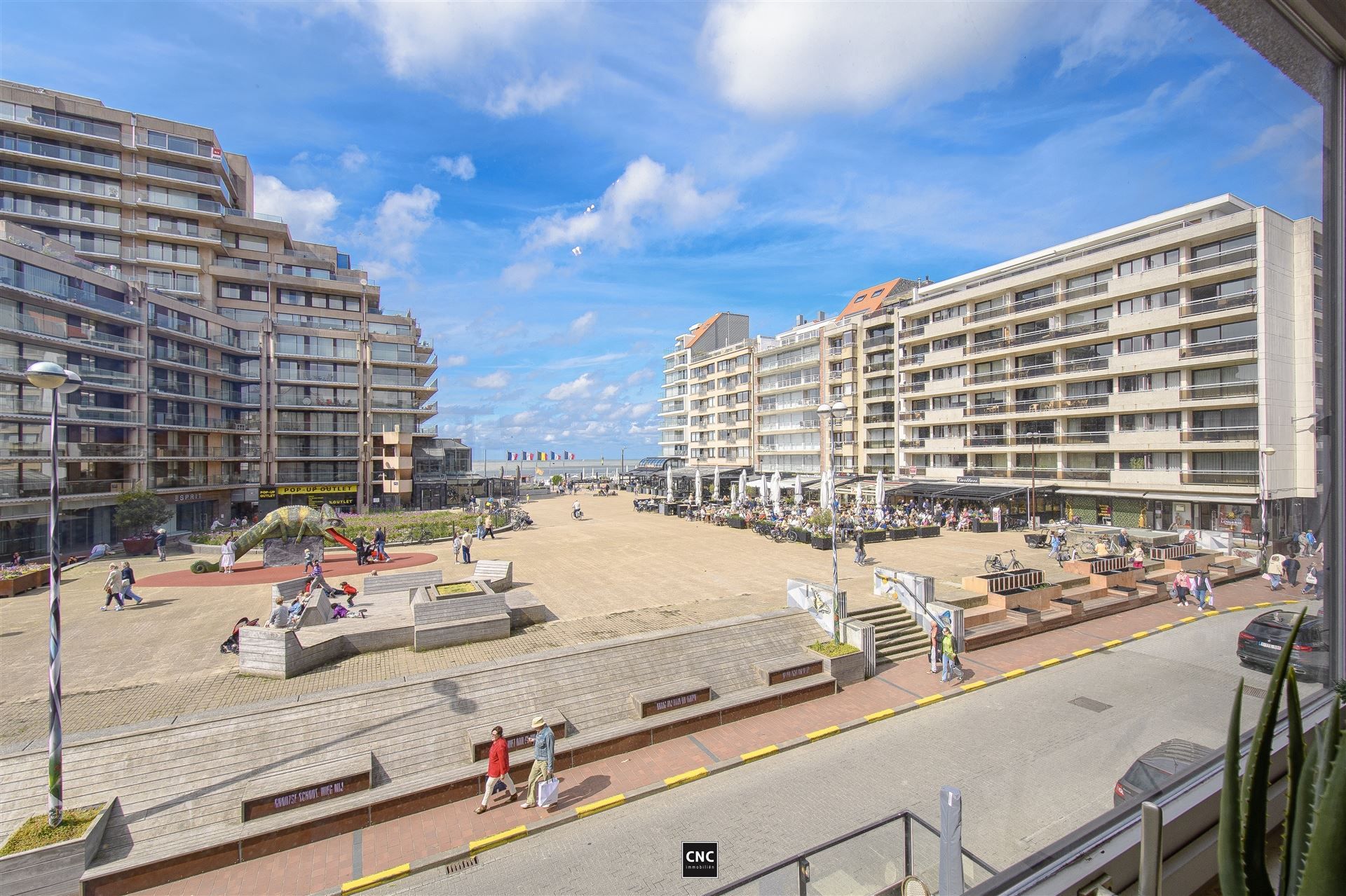 Charmante appartement gelegen in het bruisende centrum van Knokke, tegenover het Van Bunnenplein met zicht op zee foto 10