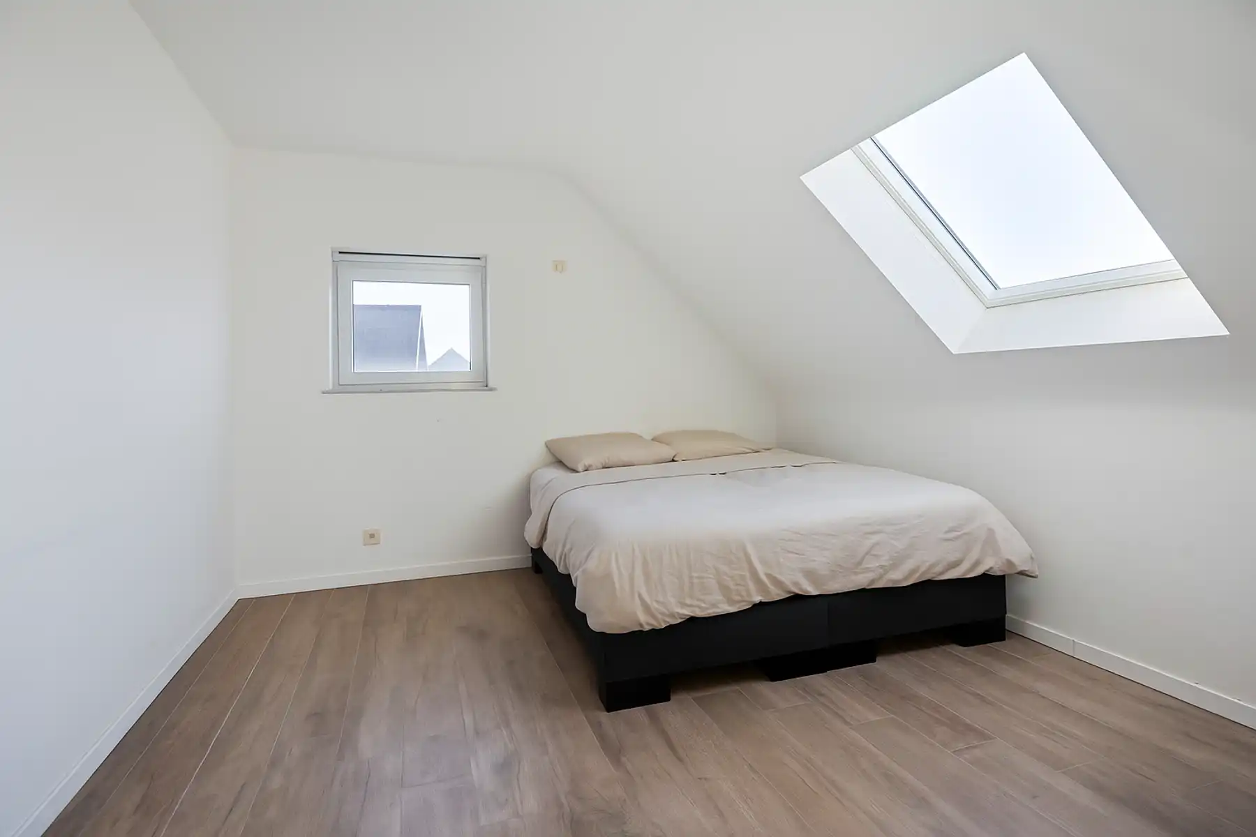 PRACHTIG AFGEWERKT EN ENERGIEZUINIG DUPLEX-APPARTEMENT (123 M2 WOONOPPERVLAKTE) (BRON: EPB) MET 2 SLAAPKAMERS, RUIM &nbsp;EN ZONOVERGOTEN TERRAS, EN AUTOSTANDPLAATS EN TUINBERGING TE NEERHAREN!&nbsp; foto 11