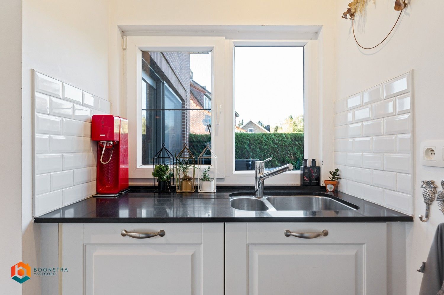 Instapklare woning met 2 slpkrs, tuin, garage en carport te Emblem foto 10