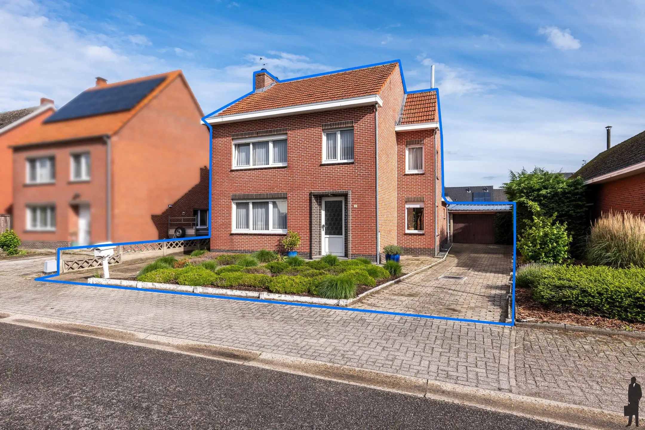 Gelegen te Minderhout, vinden we deze vrijstaande woning met 3 slpk. op ca. 561m². foto 2