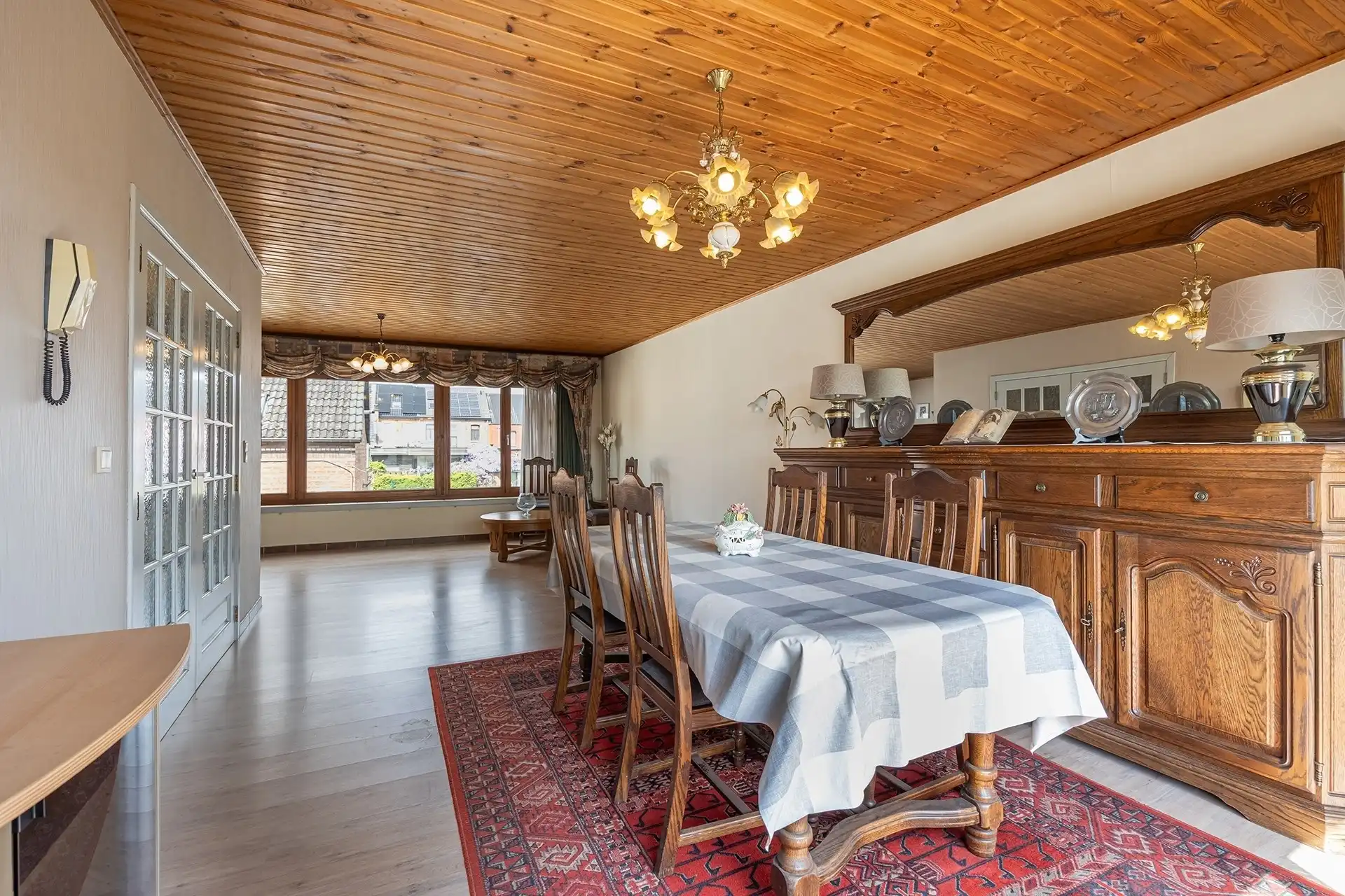 Op te frissen bel-étage woning met 3 slaapkamers en grote garage & tuin foto 6