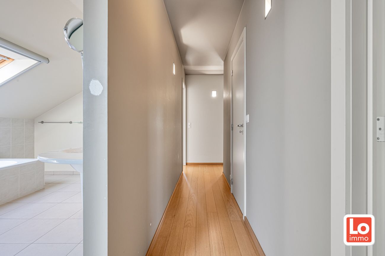 Instapklare en energiezuinige halfopen woning met inpandige garage op een rustige ligging en toch op wandelafstand van het centrum van Lochristi en de groene wandelregio rond de Rozelaredreef/Kasteeldreef! foto 8