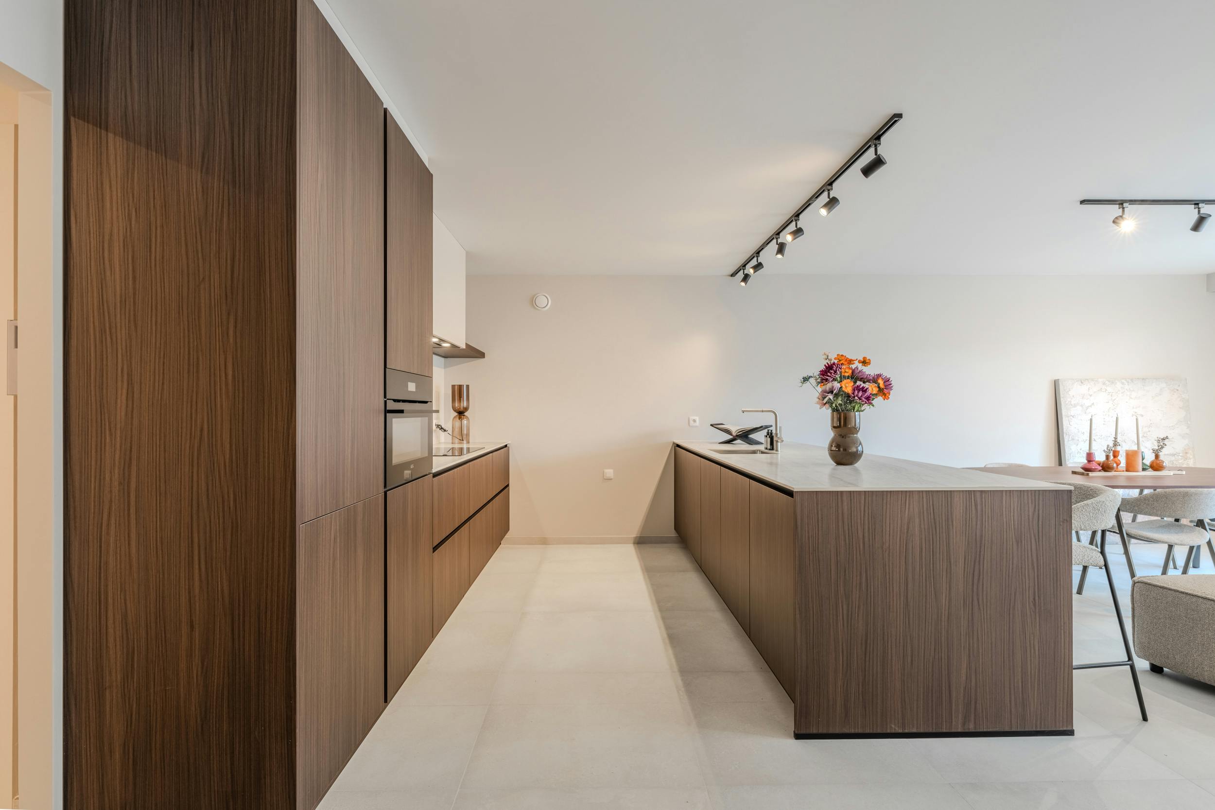 Prachtig gerenoveerd appartement met twee slaapkamers foto 12