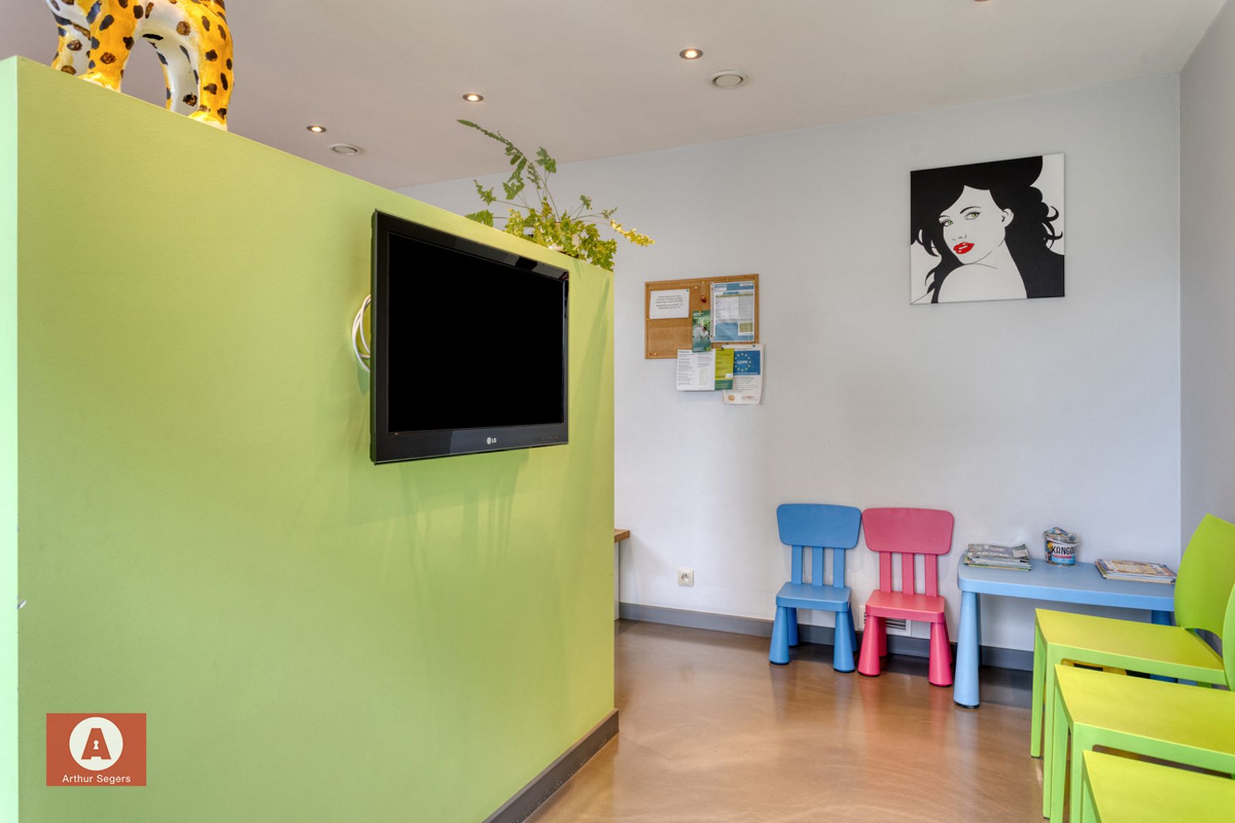 Energiezuinige handelsruimte + 3 privé auto-parkeer-plaatsen foto 3