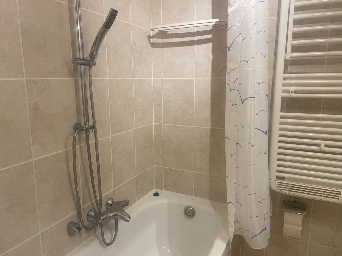 Gemeubelde studio met zonnebalkon en autostandplaats dichtbij foto 11