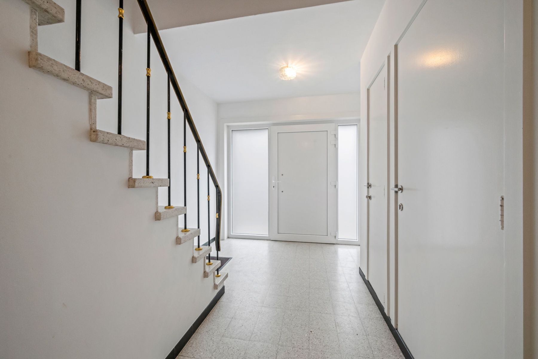 Ruim instapklaar 2slpk-appartement (2e verd.) mét balkon. foto 7