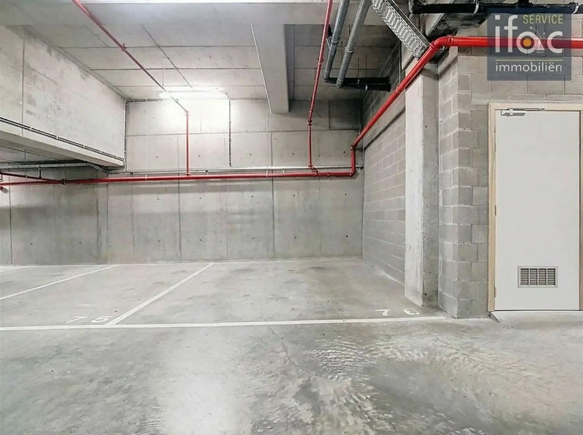 Afgesloten autostaanplaats in ondergrondse parkeergarage foto 2