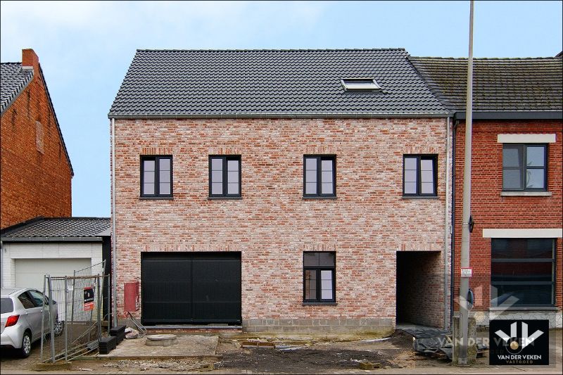 Volledig afgewerkte ruime, moderne nieuwbouwwoning met 3 ruime slaapkamers en een leefzolder (66 m²!) op een zeer goed bereikbare locatie te Tuilt (Kuringen) foto {{pictureIndex}}