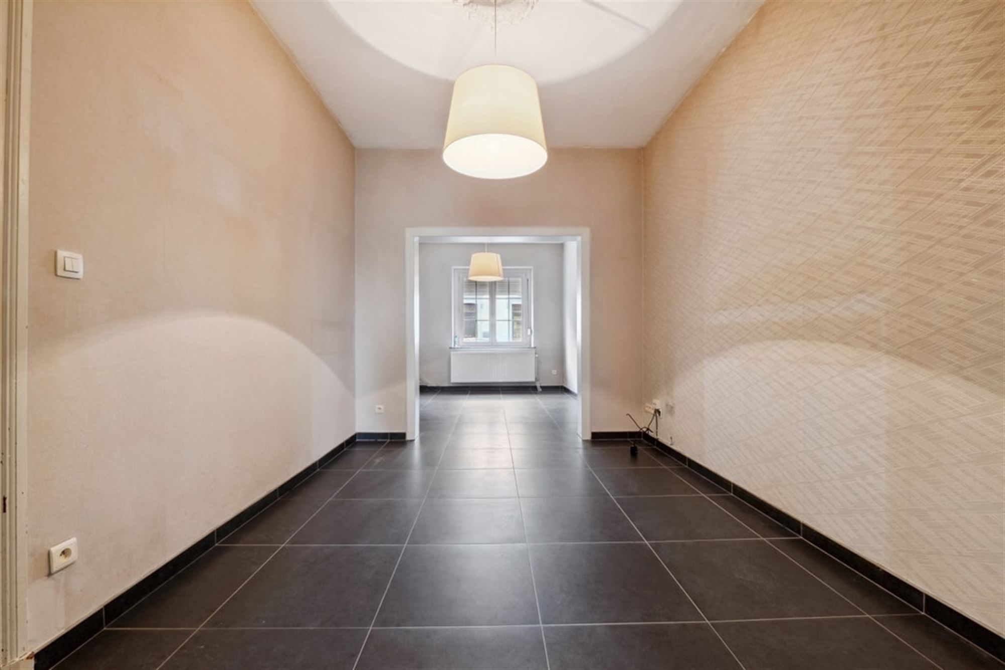 KNUSSE RIJWONING VLAKBIJ HET CENTRUM VAN LANDEN   foto 8
