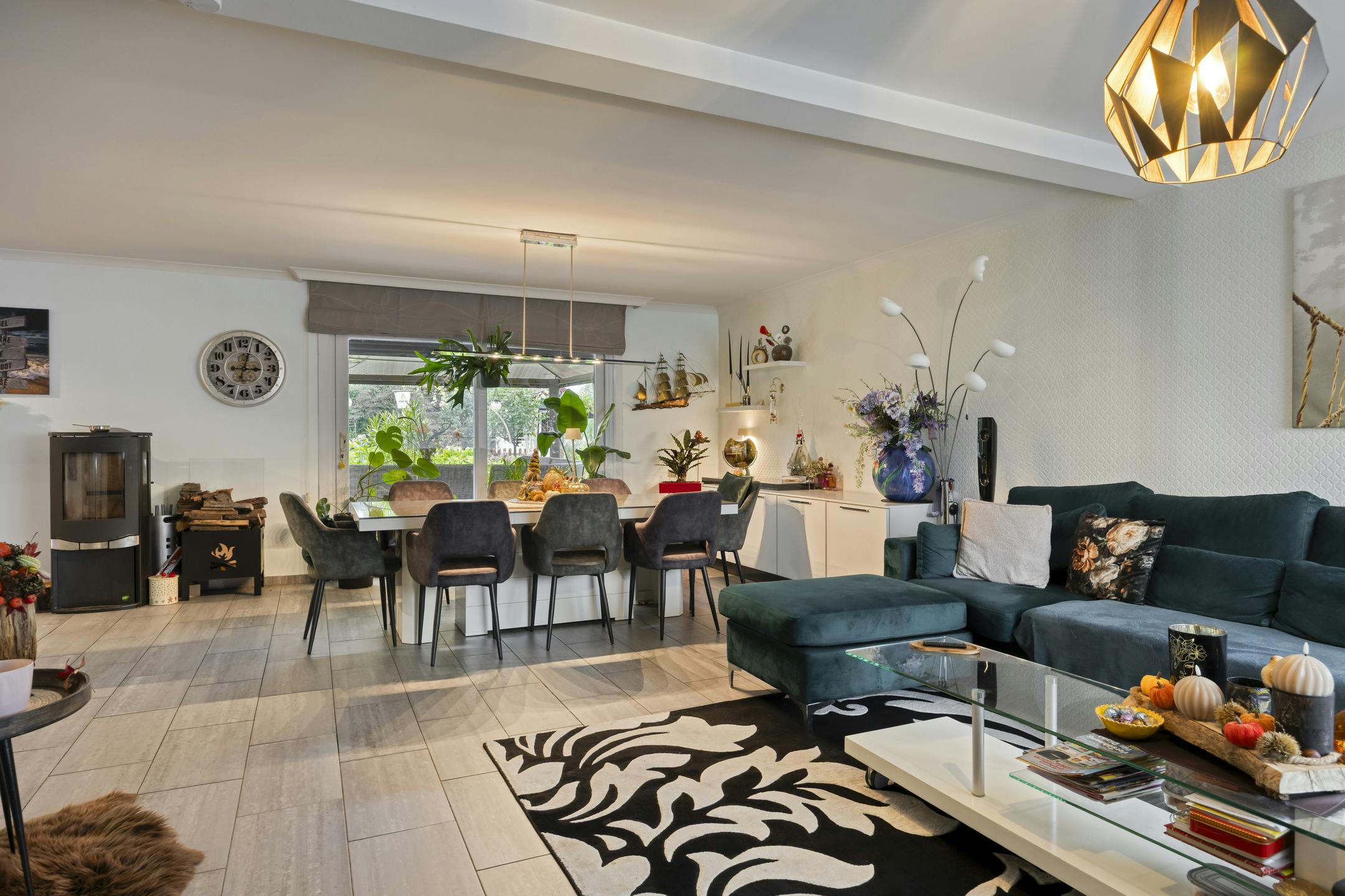 Instapklare gezinswoning met tuin in residentieel Evergem foto {{pictureIndex}}