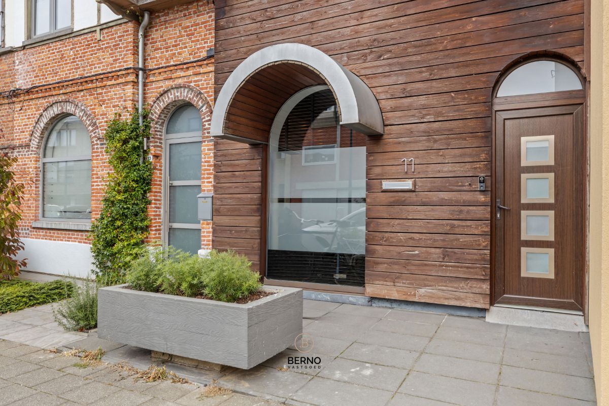 Charmante rijwoning met stadstuin nabij centrum. foto {{pictureIndex}}