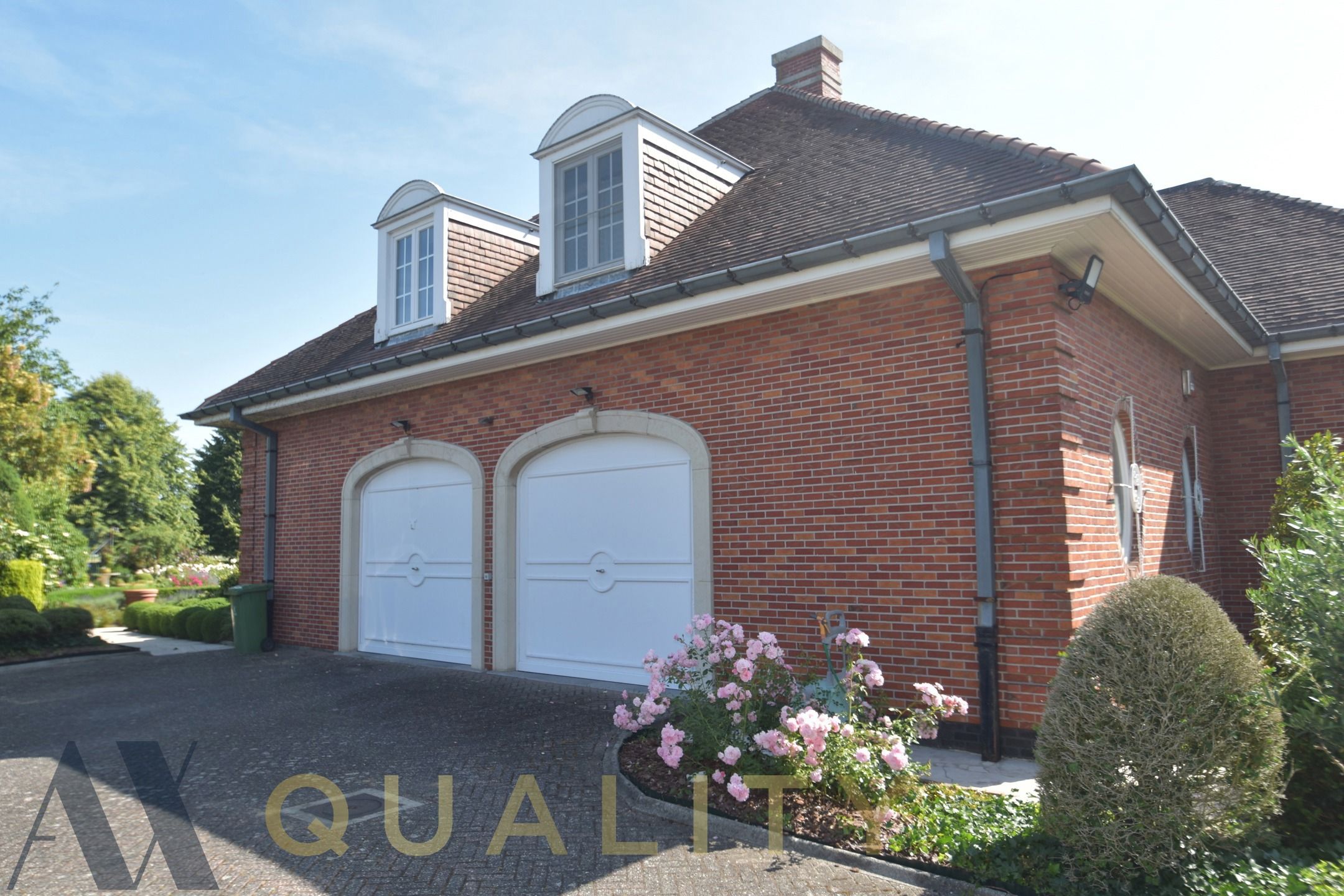 Tijdloze ruime villa met 5 slpk., dub. gar., tuin, tennisveld, polyvalente ruimte en vijver. foto 40