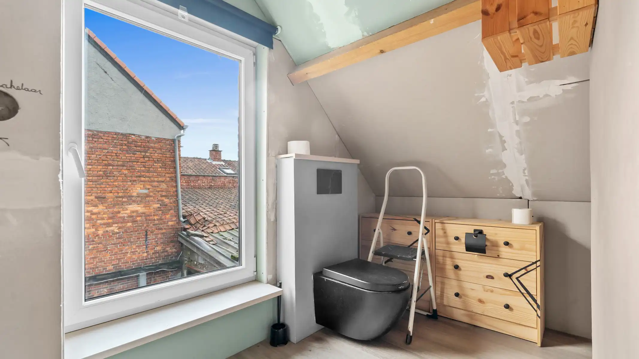 Deels te renoveren starterswoning met diepe tuin in groene, rustige omgeving foto 17