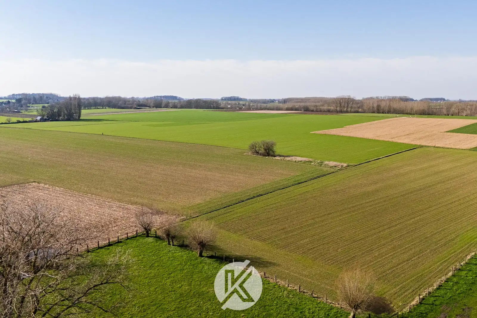 Ruime halfopen bebouwing op strategische locatie foto 6