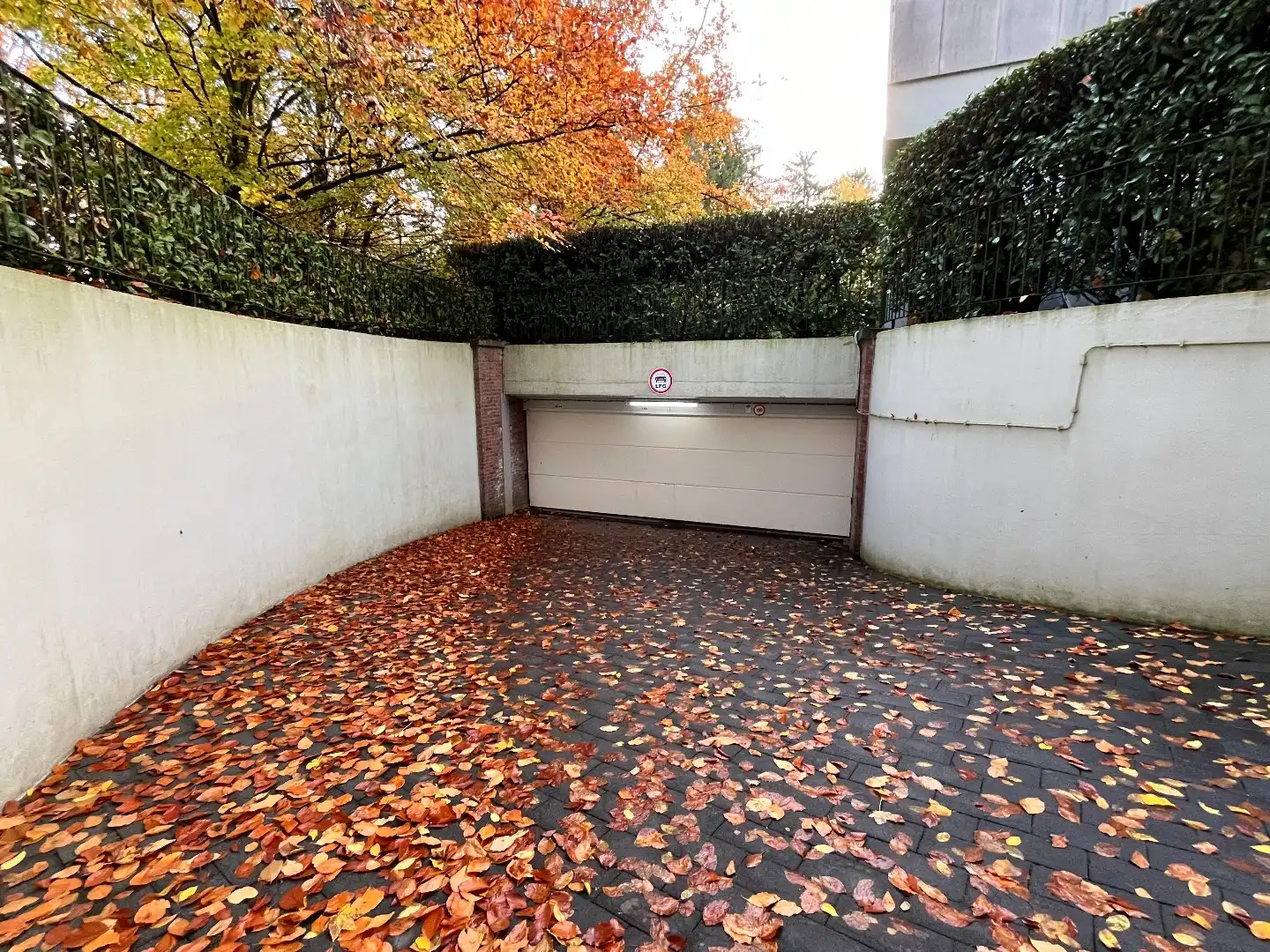 Ondergrondse autostaanplaats in residentieel appartementsgebouw foto 3