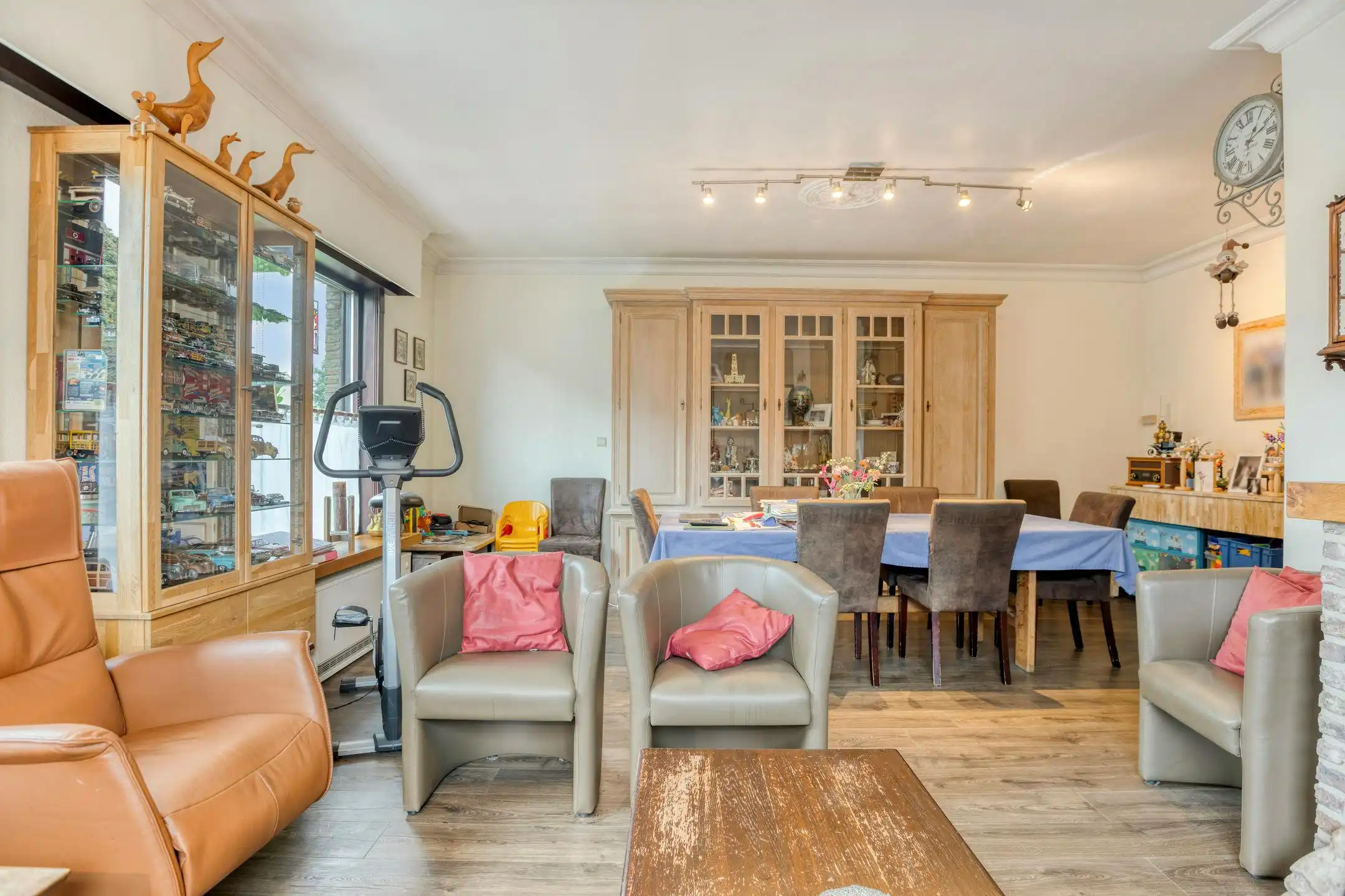 Ruime en lichtrijke bungalow te koop aan de stadsrand van Brugge foto 3