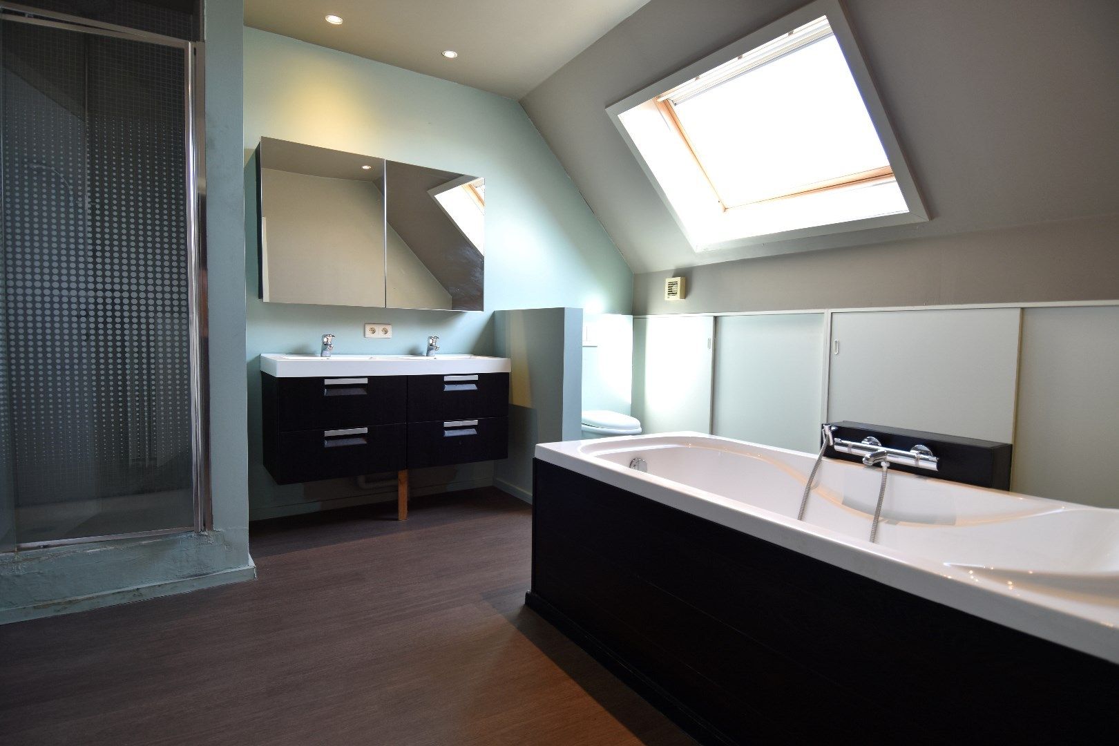 Unieke loft met 2 slaapkamers, ruim terras en ruime garage/magazijn te koop in Heule foto 8