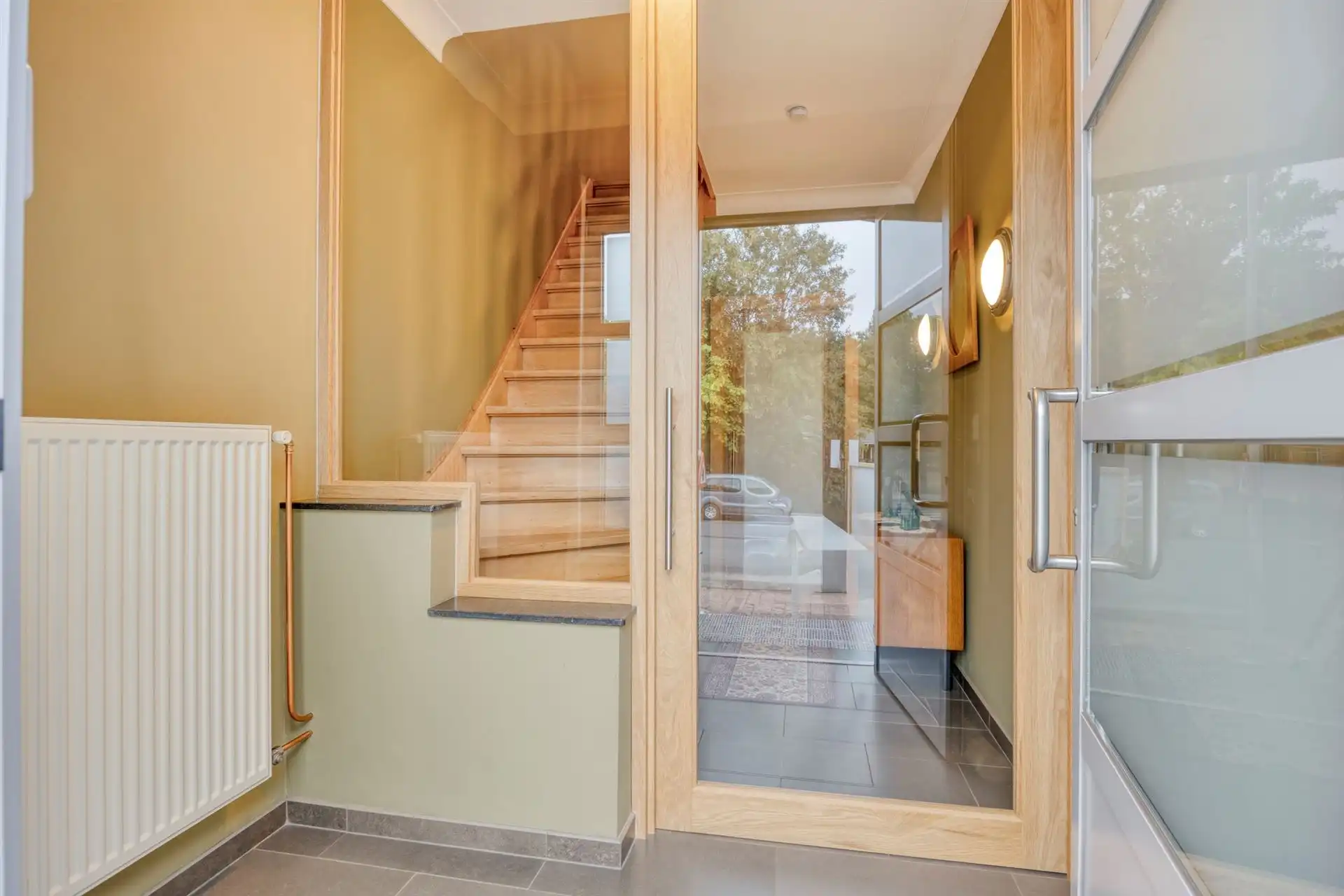 Bel-étagewoning van 231 m² met 3 slaapkamers, tuin & garage! foto 2