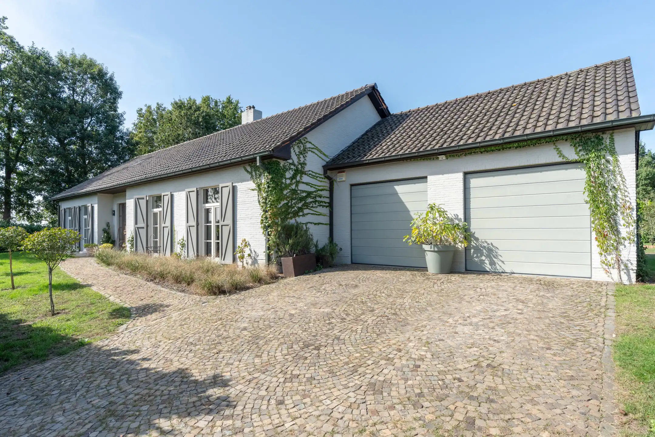 Stijlvolle gelijkvloersvilla met 3 slp op  1.443 m² (ZW) foto {{pictureIndex}}