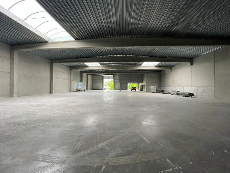 Nieuwbouw bedrijfsgebouw te koop met casco kantoor en woning. foto 6