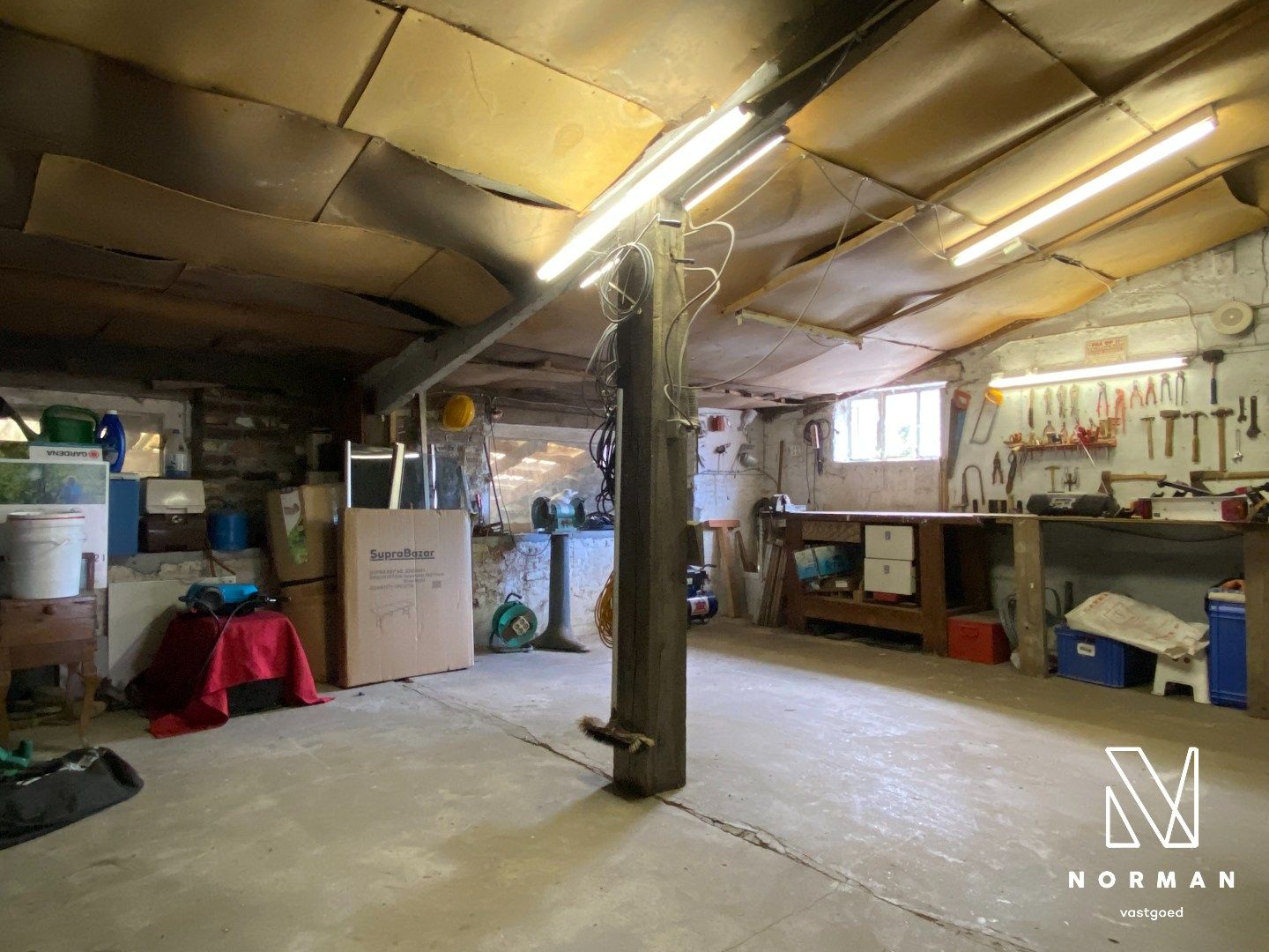 Halfopen woning met 3 slaapkamers, bijgebouw/atelier en grote voorkamer voor eventuele handelszaak foto 18