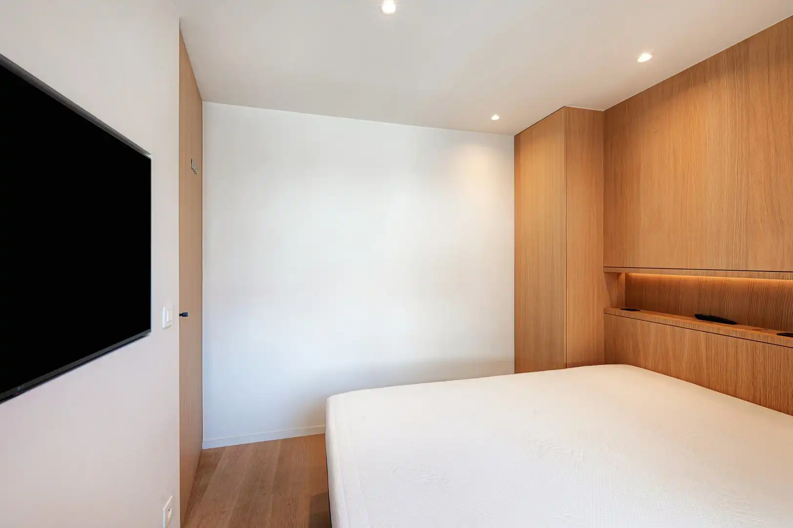 Prachtig afgewerkt, gemeubeld twee slaapkamer appartement heel goed gelegen op de Kustlaan. foto 13
