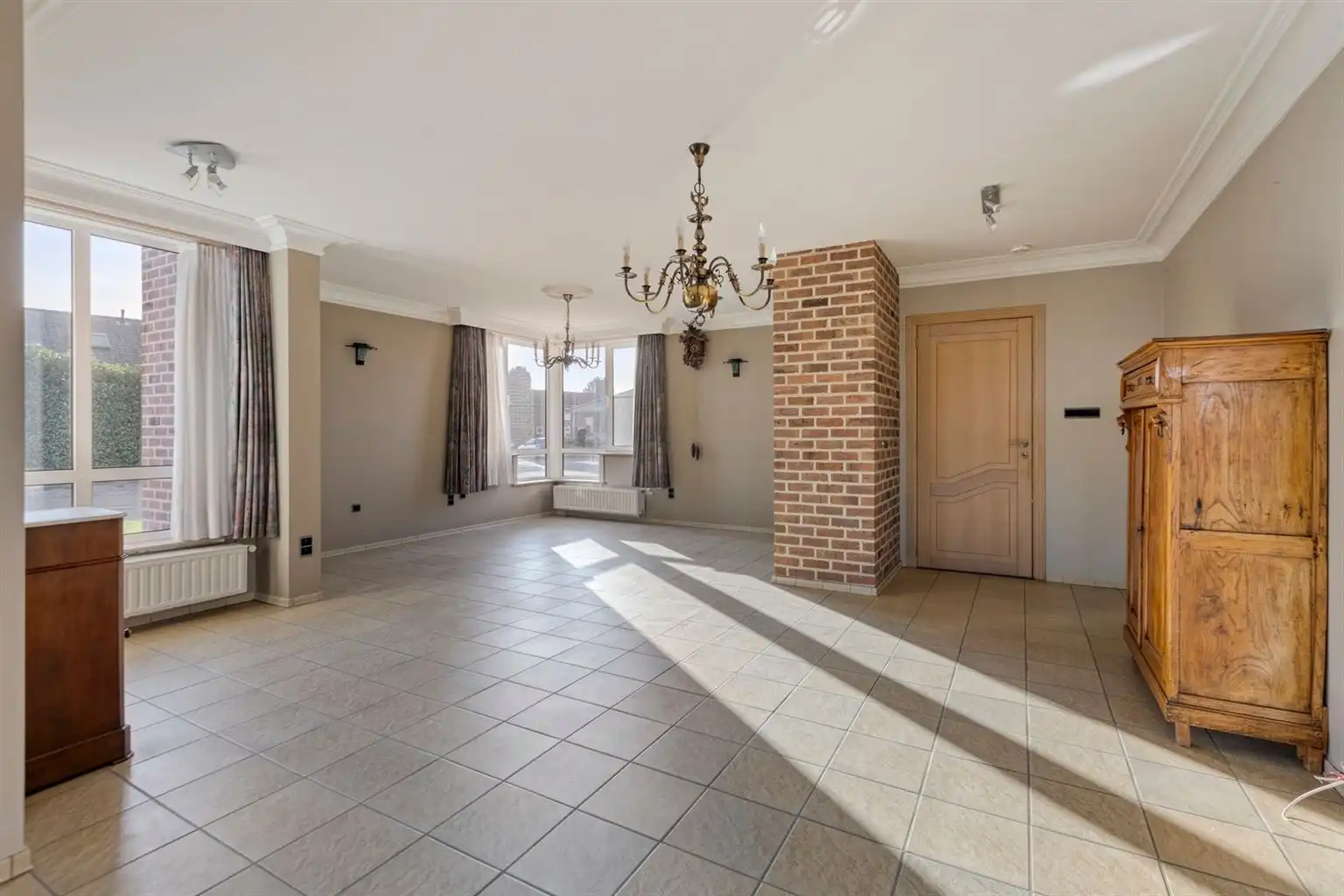 Ruime, vrijstaande woning op een perceel van 965m2 met 3 slaapkamers, inpandige garage en tuin, rustig doch centraal gelegen in Oud-Dilsen. foto 4