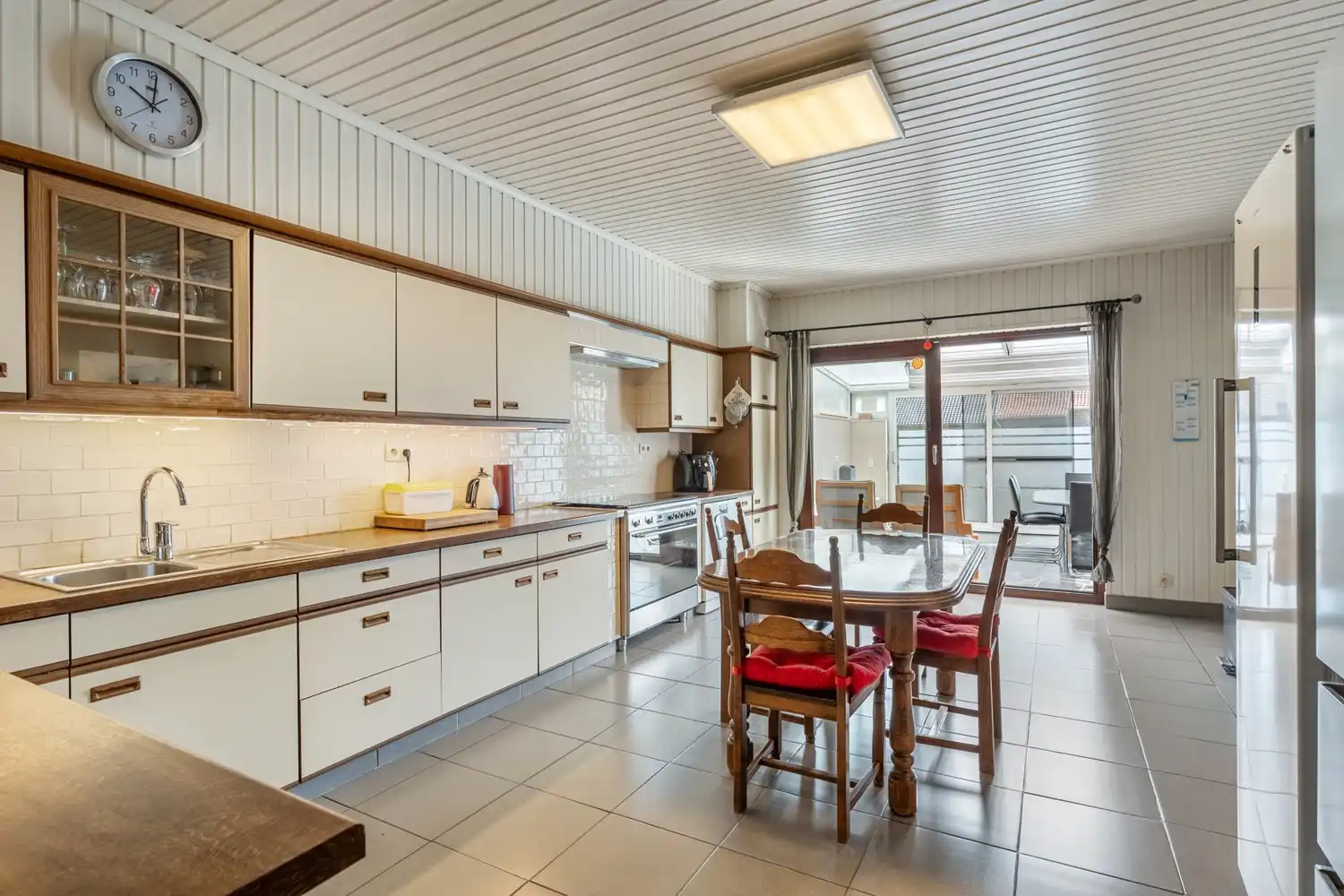 Degelijk onderhouden gezinswoning met 3 slaapkamers, volledig onderkelderd en mooie aangelegde tuin op een perceel van 5a96 ca! foto 8