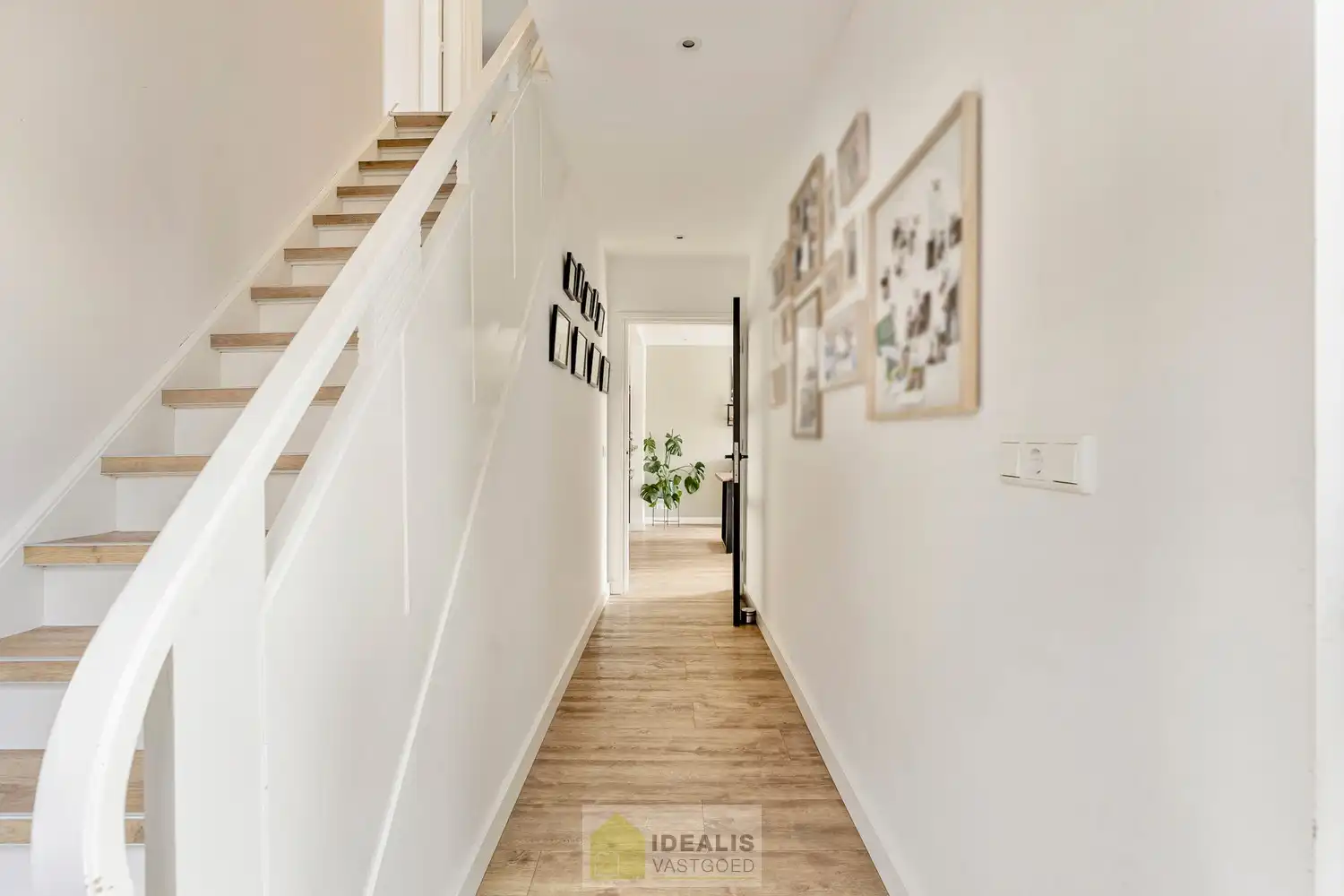 Recent gerenoveerde en perfect onderhouden eengezinswoning met lichtrijke leefruimte, praktisch uitgeruste keuken, 3 slaapkamers, knappe badkamer en knap bijgebouw! foto 8