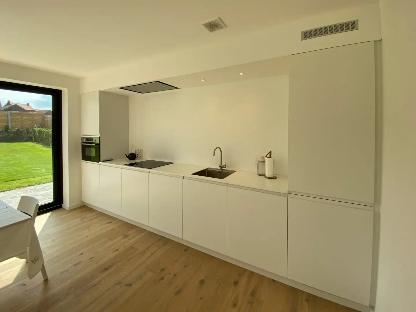 Recente woning met 3 slaapkamers, ruime oprit en tuin foto 9