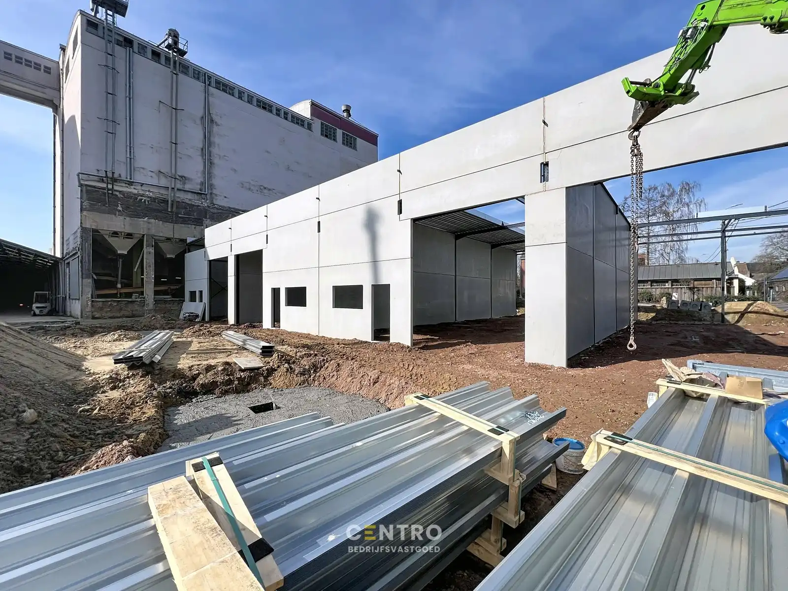 Nieuwbouw KMO-units van 220 en 245m² TE HUUR (VH van 7m, 2 parkings, aparte loopdeur en raam), te Kerkhove (Avelgem). foto 10