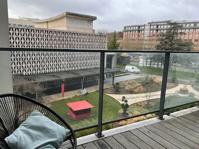 TE HUUR – Prachtig 2-slaapkamerappartement met ruim terras in Oudergem, nabij Brussel foto {{pictureIndex}}