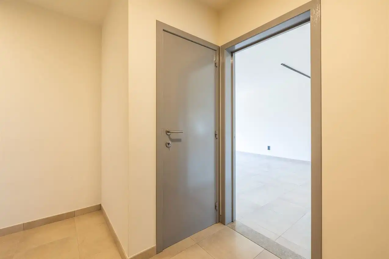 Vernieuwd app, twee slaapkamers, terras en garage foto 27