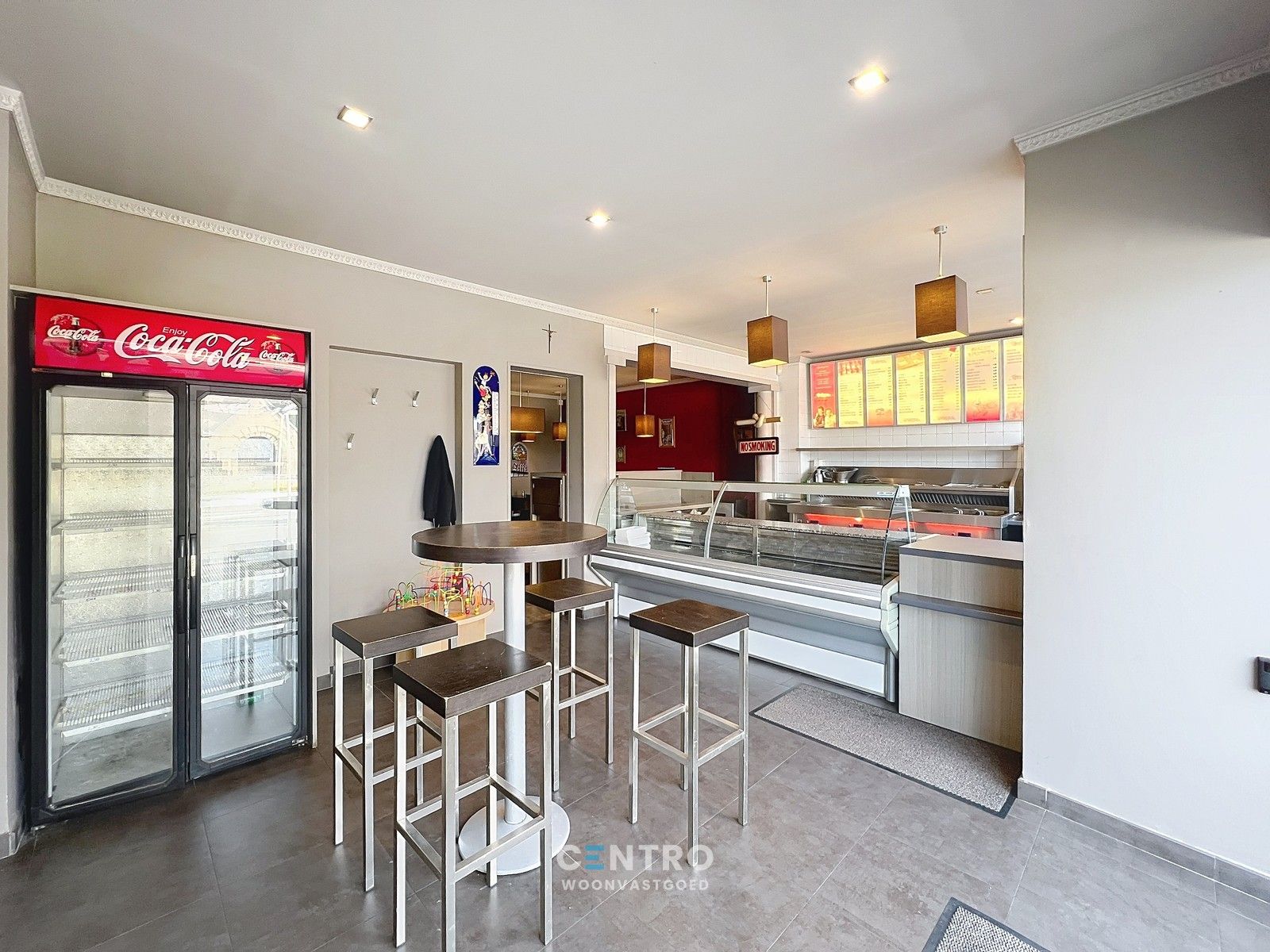 Woning met commerciële ruimte (eenvoudig om te vormen naar ruime leefruimte), 240m² bewoonbaar, extra tuinbergingen en DUBBELE garage te Torhout. foto 12