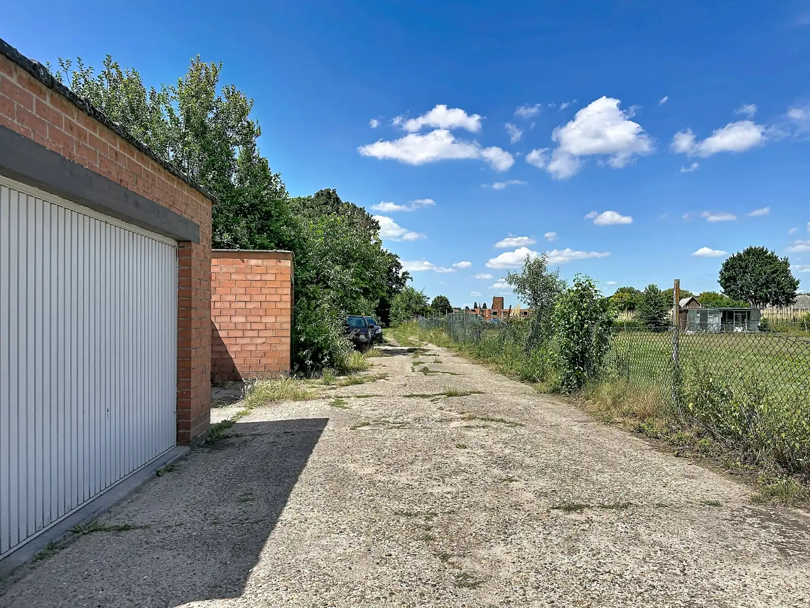Te renoveren woning met groengebied in de achtertuin foto 15