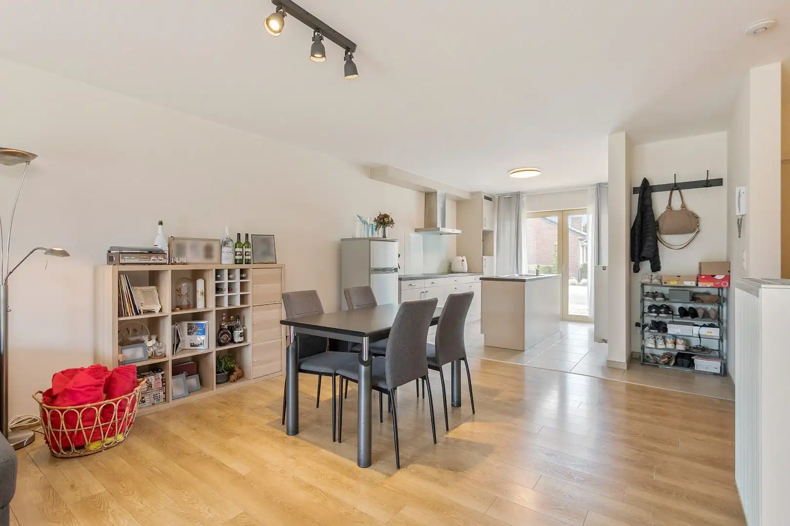 Modern, gelijkvloers appartement met 2 slpk, ondergrondse parking en tuin. foto 5