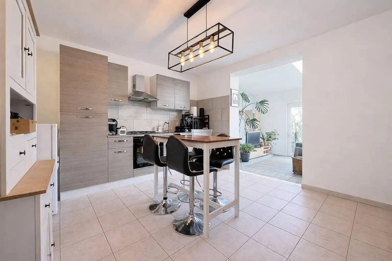 Op te knappen gezinswoning met tuin te Nieuwpoort-Stad. foto {{pictureIndex}}