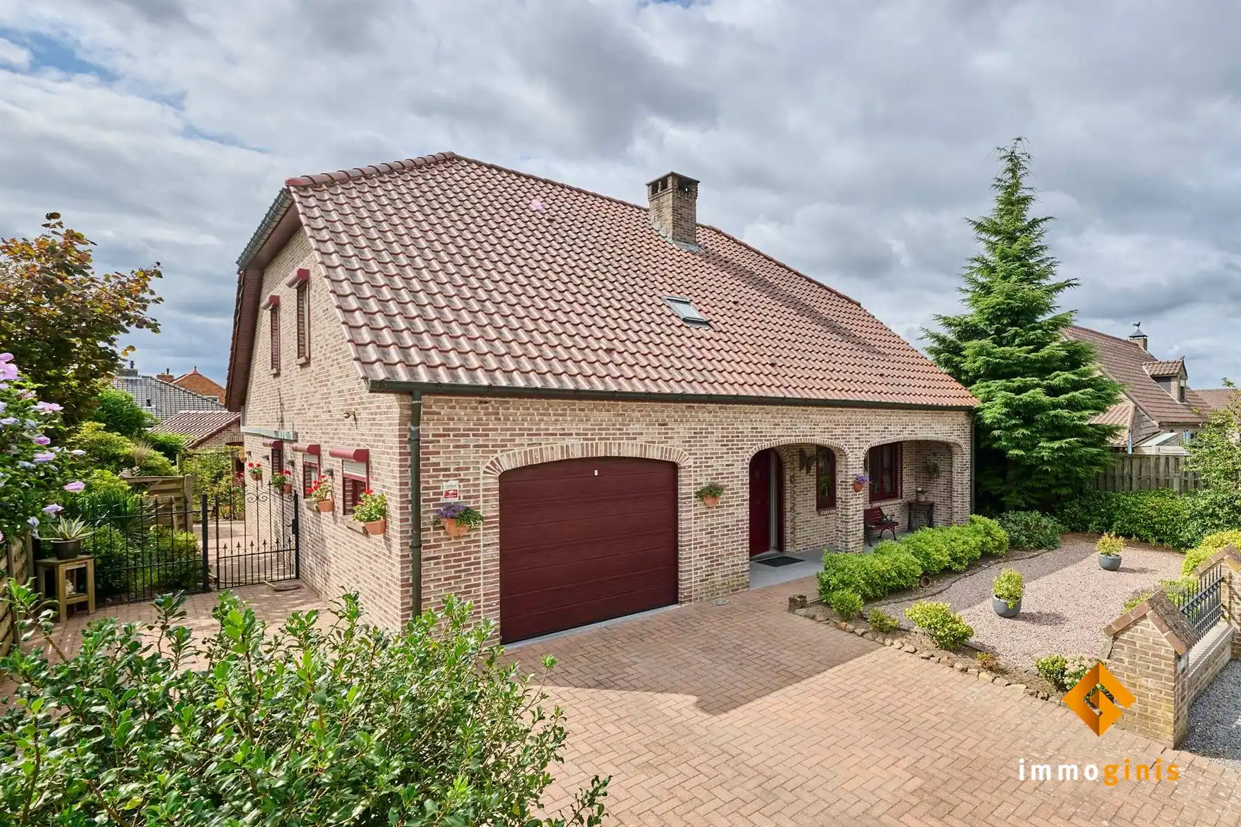 Zéér ruime woning met 3 à 4 slaapkamers, 2 badkamers en prachtige tuin in een rustige, kindvriendelijke buurt.  foto {{pictureIndex}}