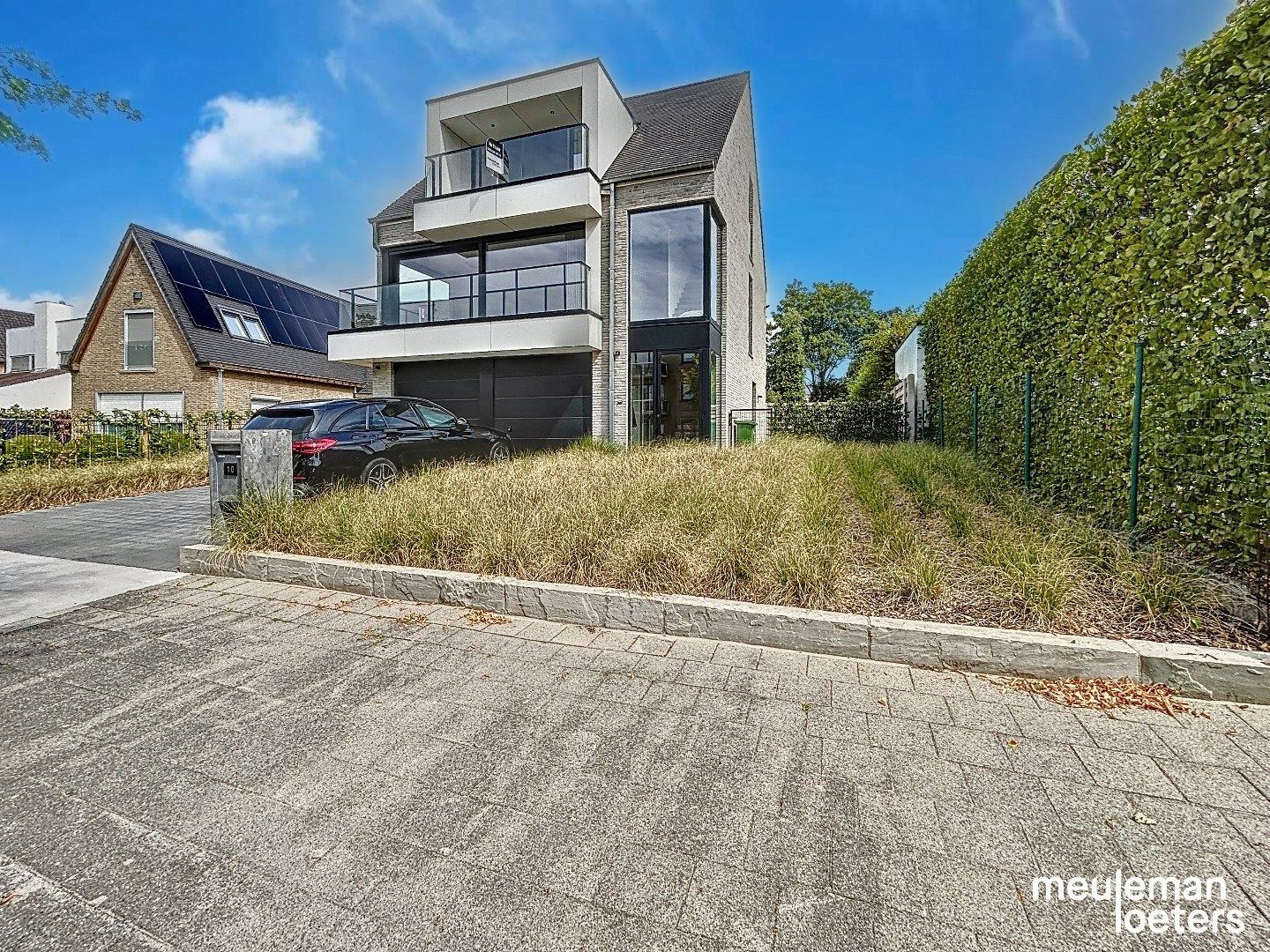 Prachtig afgewerkte woning met garage foto {{pictureIndex}}