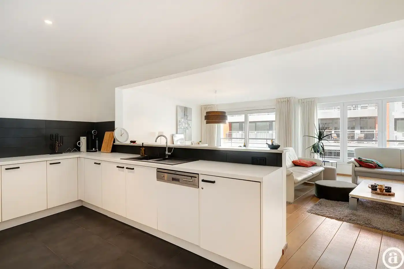 Ruim en lichtrijk gemeubeld appartement nabij winkels en strand nabij Rubensplein. foto 5