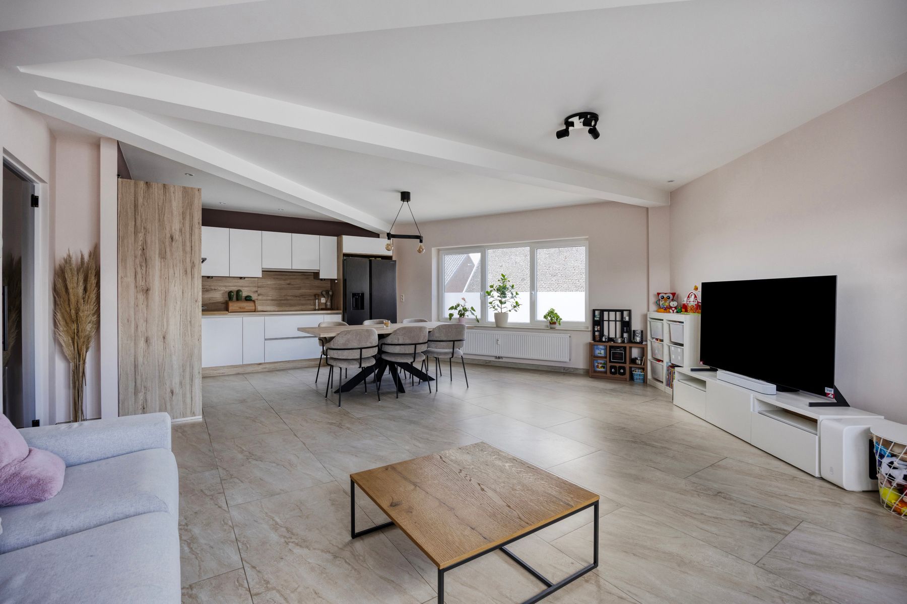 Ruim gerenoveerd 3-slaapkamer appartement op toplocatie !!! foto {{pictureIndex}}