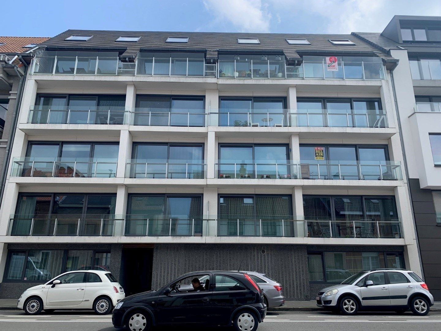 Ongemeubeld tweeslaapkamer-appartement in moderne residentie in Mariakerke foto {{pictureIndex}}