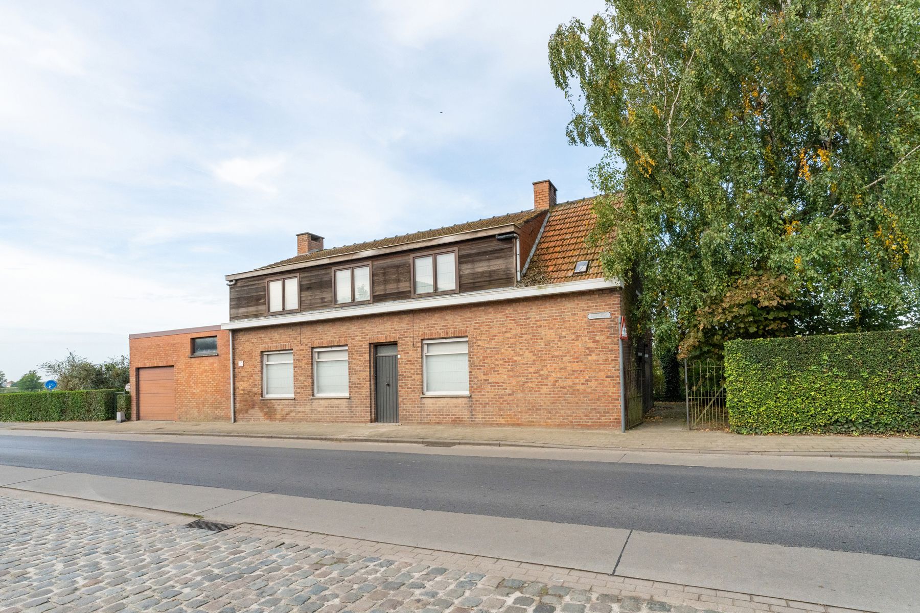 Te renoveren woning met uniek verzicht op 639m² foto 3