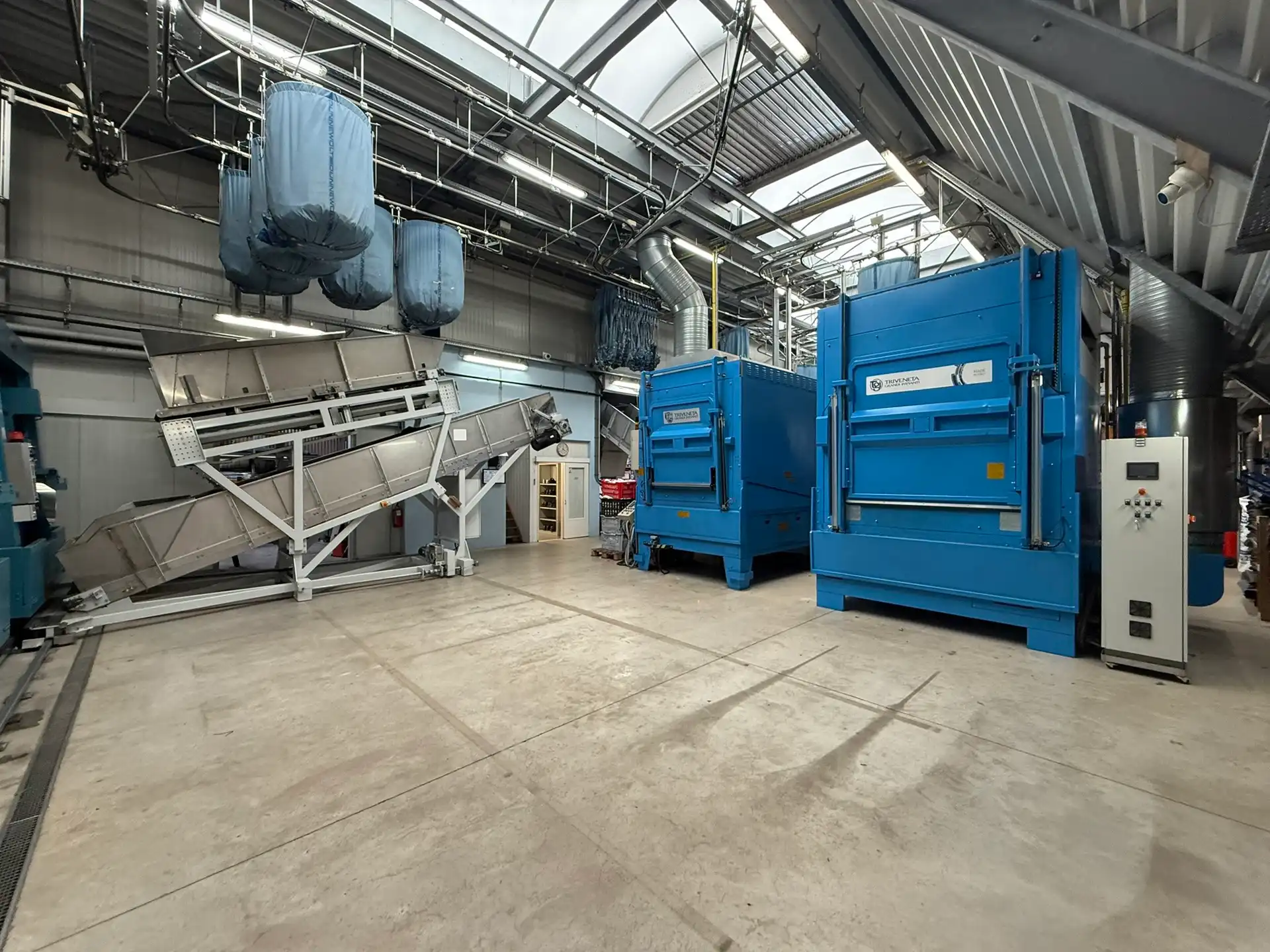 Industrieel gebouw met kantoren en buitenopslag te huur op toplocatie in Ekeren foto 9