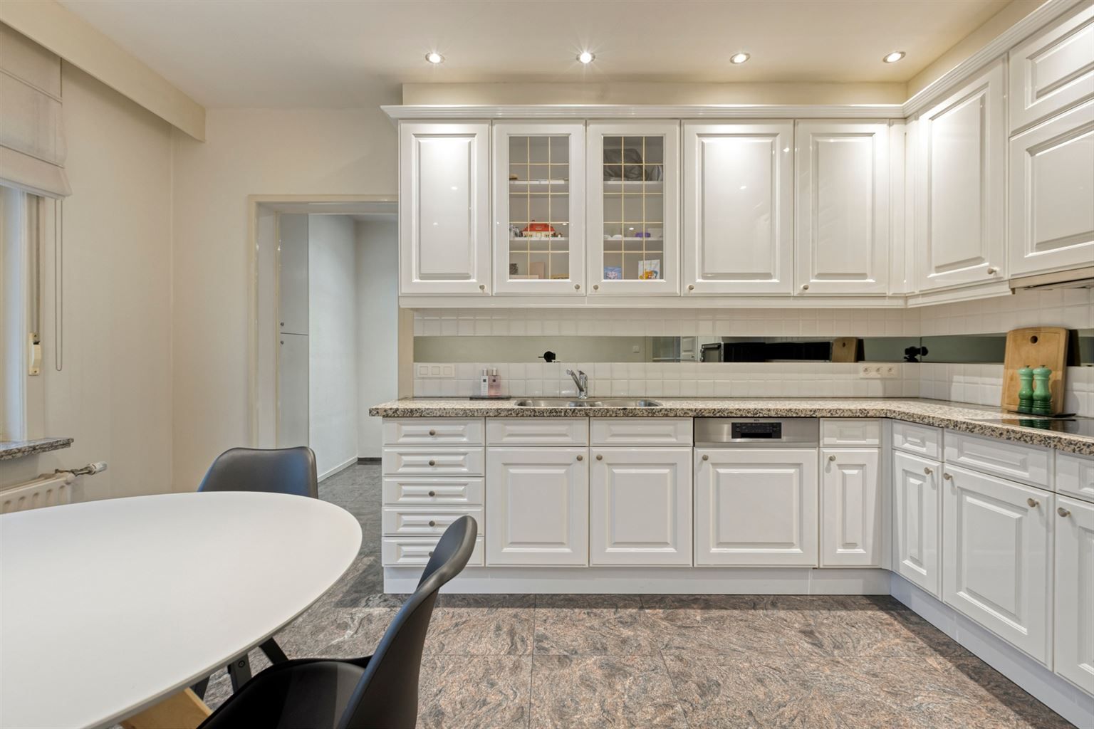 Vrijstaande woning met 3 slaapkamers, inpandige garage en een omheinde tuin, rustig gelegen nabij het centrum van Maaseik. foto 12