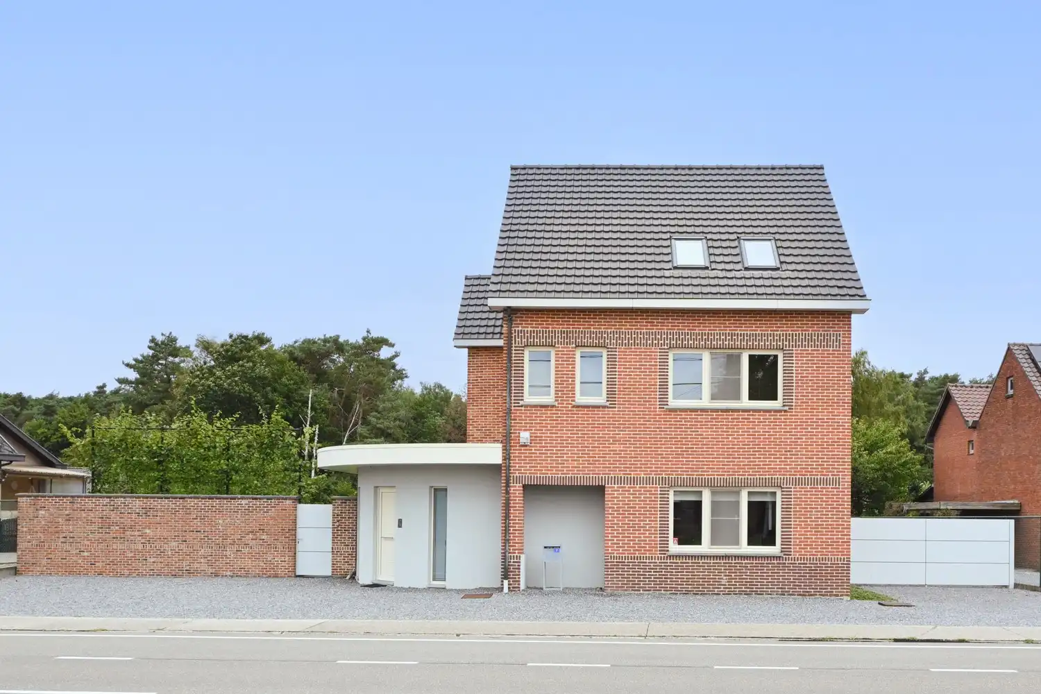 Instapklare gezinswoning met prachtige tuin en hoogwaardige afwerking foto {{pictureIndex}}