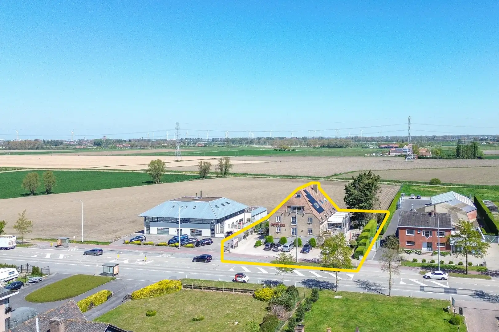 Unieke investeringskans: karaktervol hotel met 18 kamers & woonmogelijkheden te koop!  foto {{pictureIndex}}
