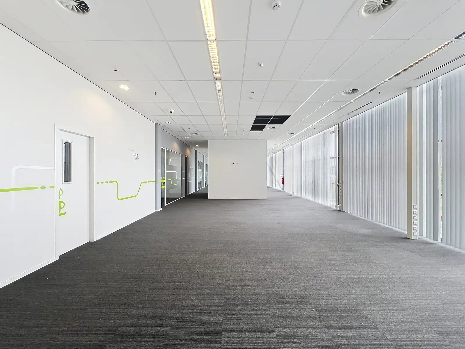 LICHTRIJKE kantoorruimten (1.400 tot 1.800m²) aan ZEER interessante voorwaarden nabij afrit Kortrijk-Oost E17. Onmiddellijk beschikbaar! foto 8